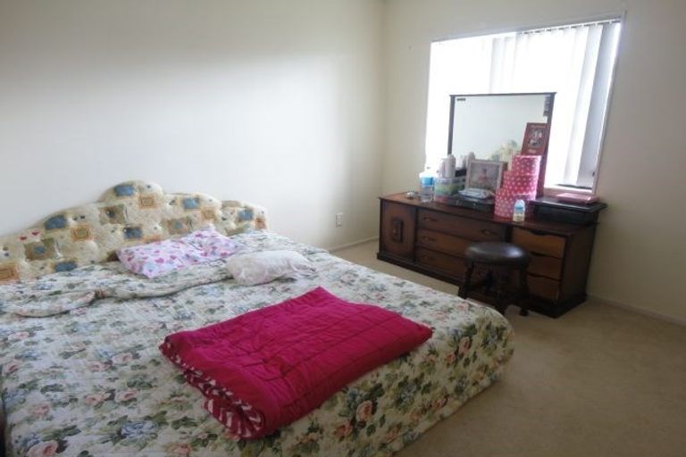 Photo of property in 1/13 Kirklow Place, Goodwood Heights, Auckland, 2105