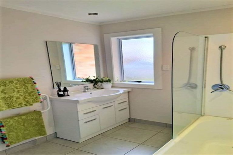 Photo of property in 18 Valley Road, Pukekohe, 2120