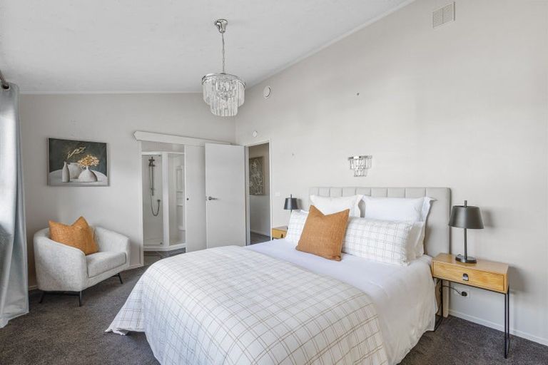 Photo of property in 8a Orewa Heights Crescent, Orewa, 0931