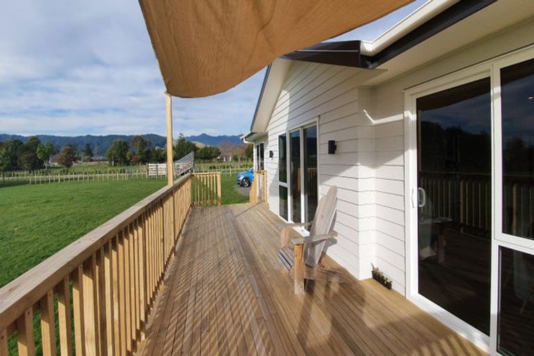 Photo of property in 275 Tararua Road, Levin, 5571