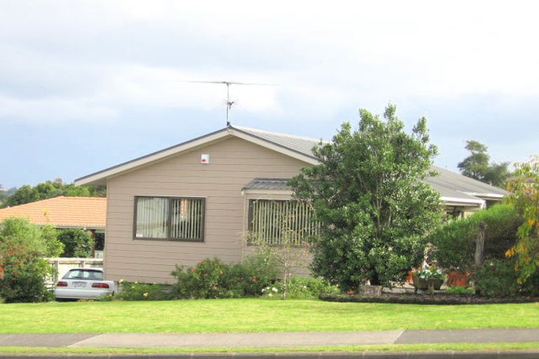 Photo of property in 141 Botany Road, Botany Downs, Auckland, 2010