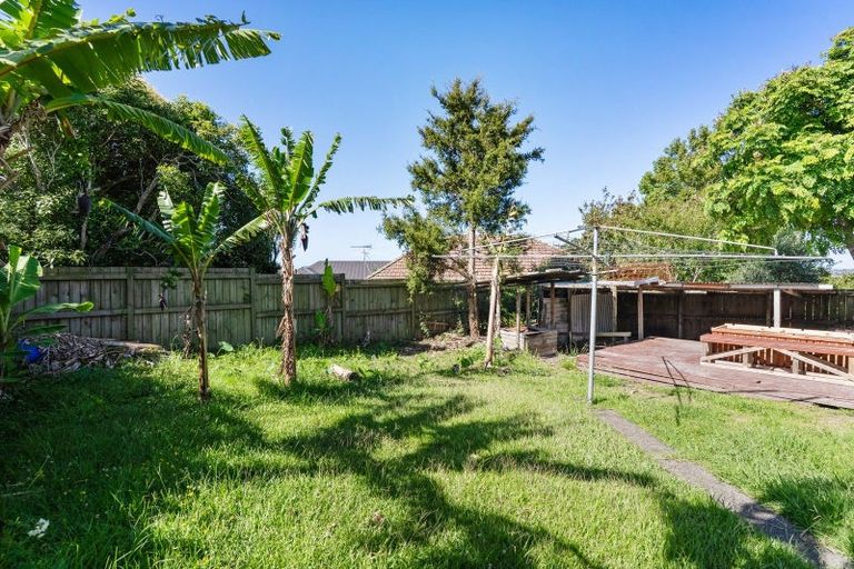 Photo of property in 81 Onewa Road, Northcote, Auckland, 0627