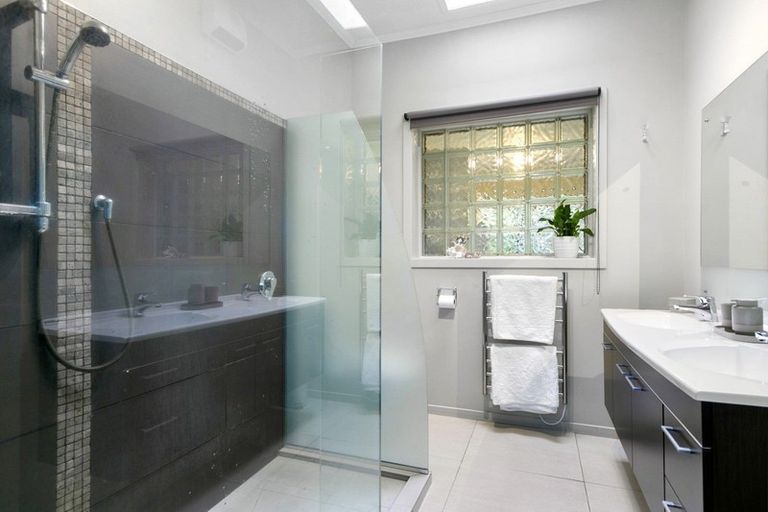 Photo of property in 127 Larnach Road, Vauxhall, Dunedin, 9013