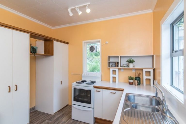 Photo of property in 24 Hungerford Road, Lyall Bay, Wellington, 6022