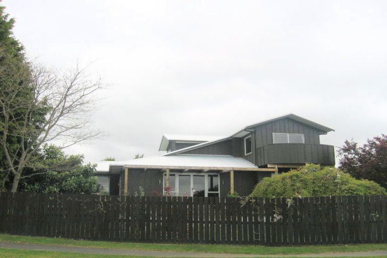 Photo of property in 1 Holland Grove, Richmond Heights, Taupo, 3330