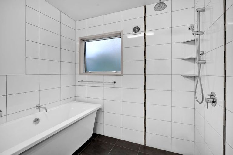 Photo of property in 12 Leatham Avenue, Strandon, New Plymouth, 4312