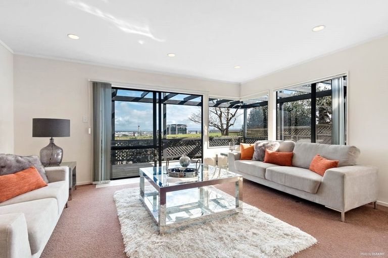Photo of property in 16a Wilisa Rise, Goodwood Heights, Auckland, 2105