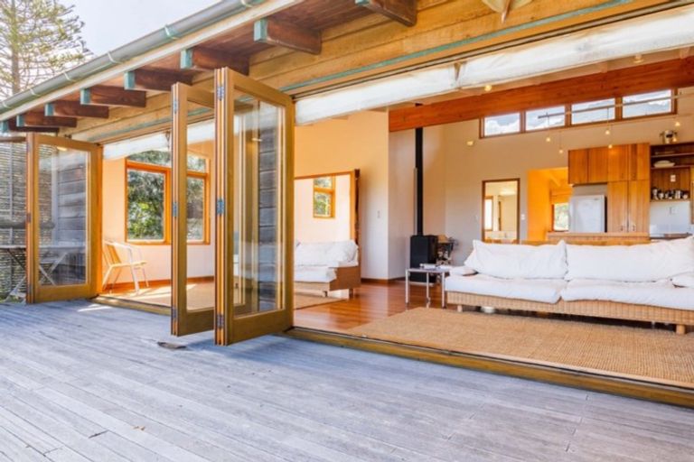 Photo of property in 127 Marine Parade North, Piha, New Lynn, 0772