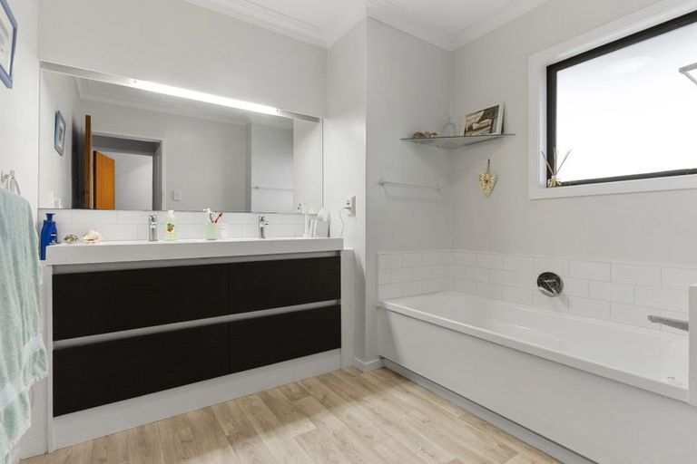 Photo of property in 48 Parkhurst Road, Helensville, 0874