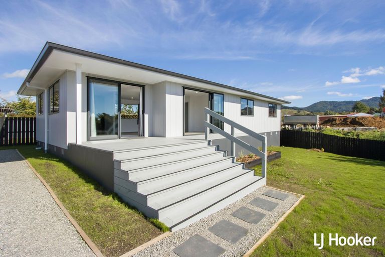 Photo of property in 46 Roberts Street, Tawa, Wellington, 5028