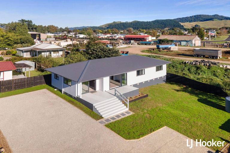 Photo of property in 46 Roberts Street, Tawa, Wellington, 5028