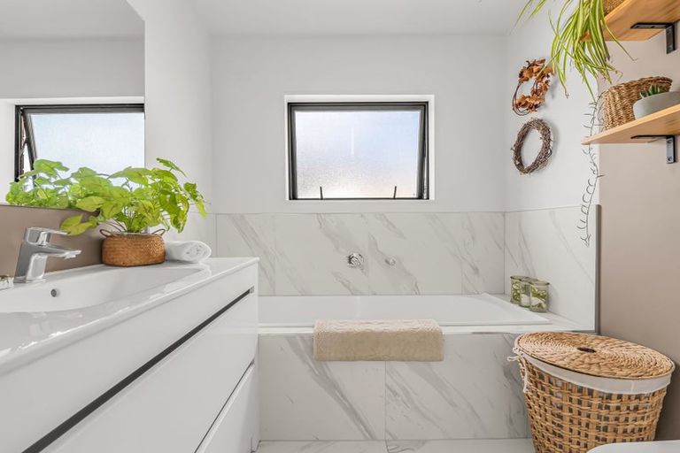 Photo of property in 1 Nga Waka Place, Mangere, Auckland, 2022