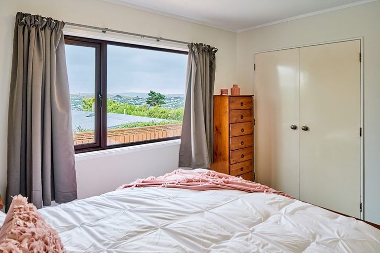 Photo of property in 15a Ruskin Road, Newlands, Wellington, 6037