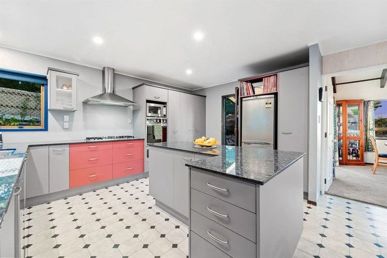 Photo of property in 100 Becroft Drive, Forrest Hill, Auckland, 0620