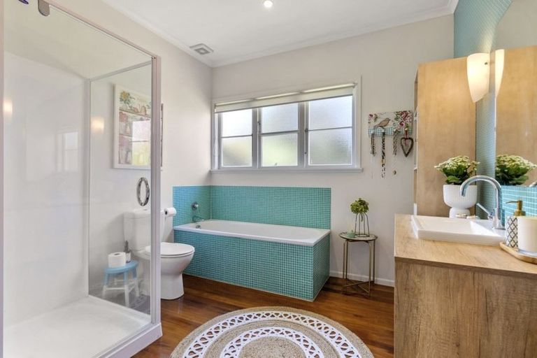 Photo of property in 49 Stanley Point Road, Stanley Point, Auckland, 0624