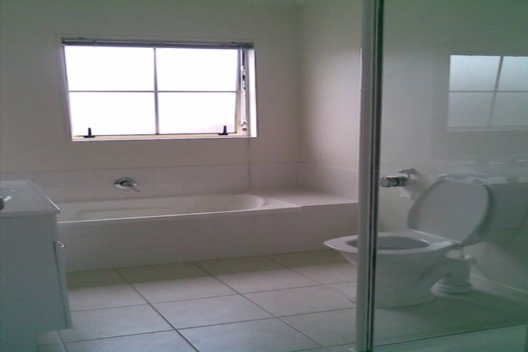 Photo of property in 11 Brashier Circle, Sunnyvale, Auckland, 0612