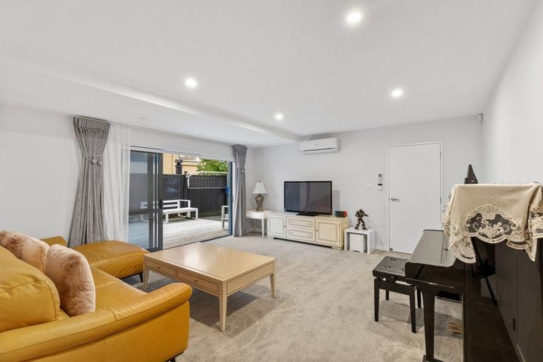 Photo of property in 26a Bernleigh Terrace, West Harbour, Auckland, 0618