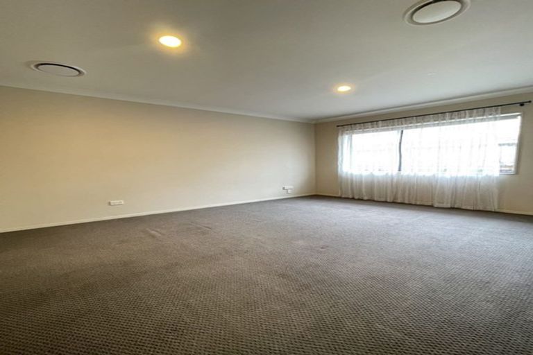 Photo of property in 4 Walter Haddrell Crescent, Flat Bush, Auckland, 2016