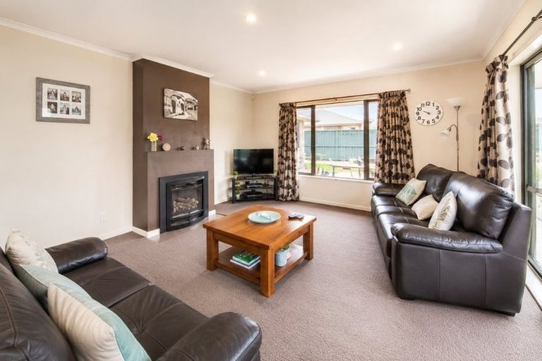 Photo of property in 4 Dryden Court, Kelvin Grove, Palmerston North, 4414