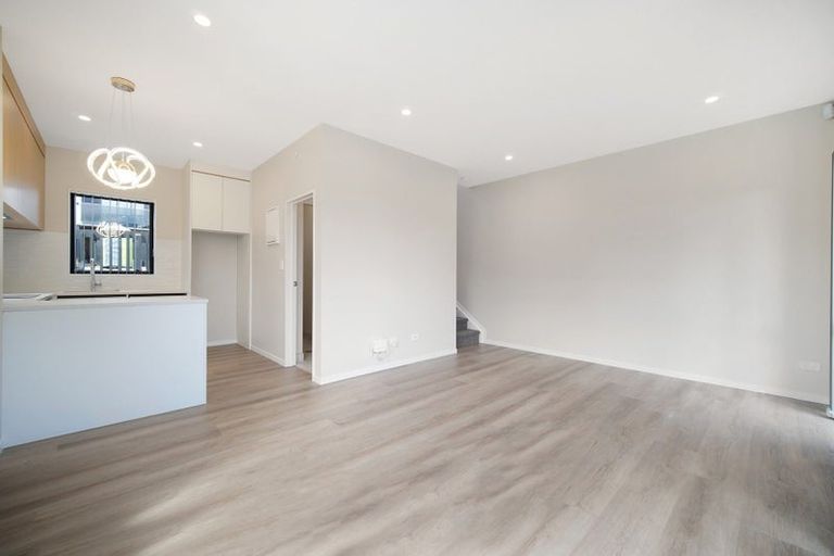 Photo of property in 2 Don Oliver Lane, Glen Eden, 0602