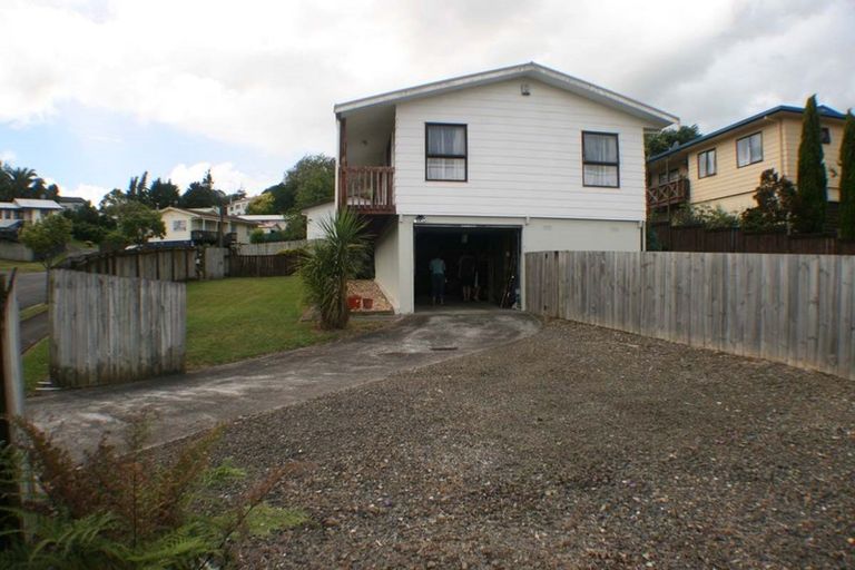 Photo of property in 1 Louise Place, West Harbour, Auckland, 0618