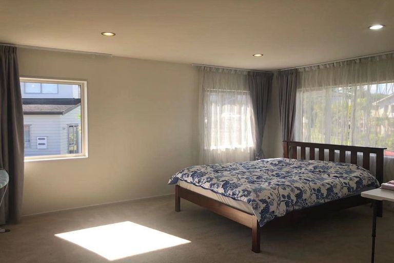 Photo of property in 16 Loughros Place, Pinehill, Auckland, 0632