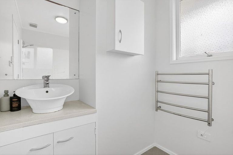 Photo of property in 12 Garmons Way, Castor Bay, Auckland, 0620