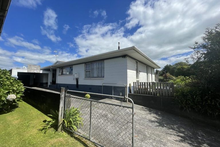 Photo of property in 15 Kauri Street, Inglewood, 4330