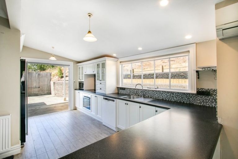 Photo of property in 32 Milton Road, Bluff Hill, Napier, 4110