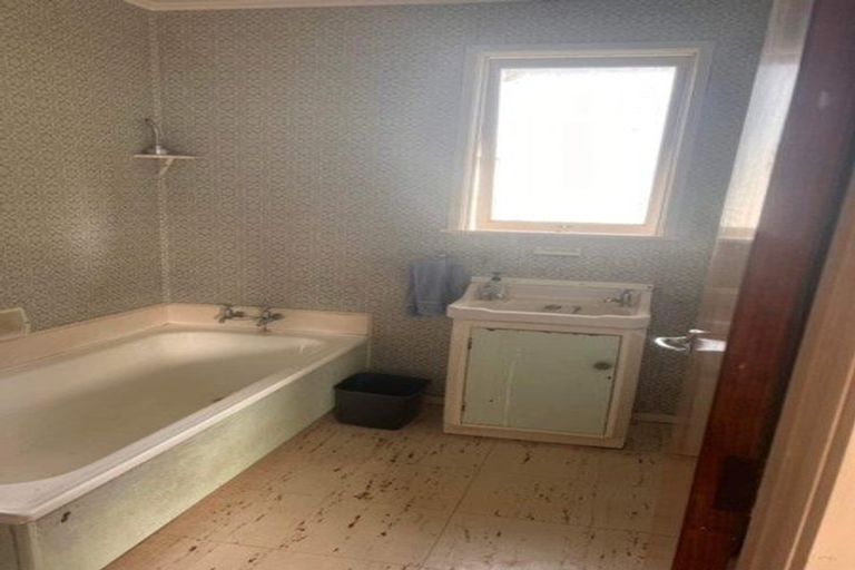 Photo of property in 8 Thomas Avenue, Te Atatu Peninsula, Auckland, 0610