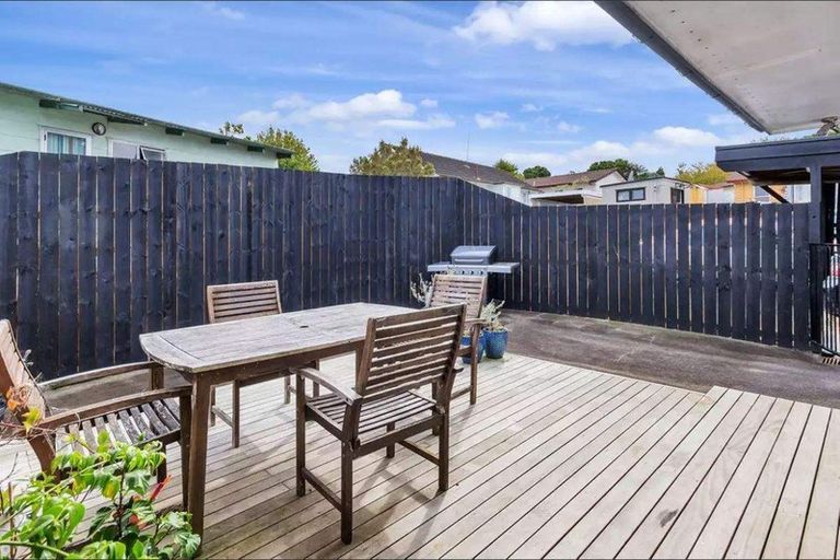 Photo of property in 2/20 Crosby Road, West Harbour, Auckland, 0618