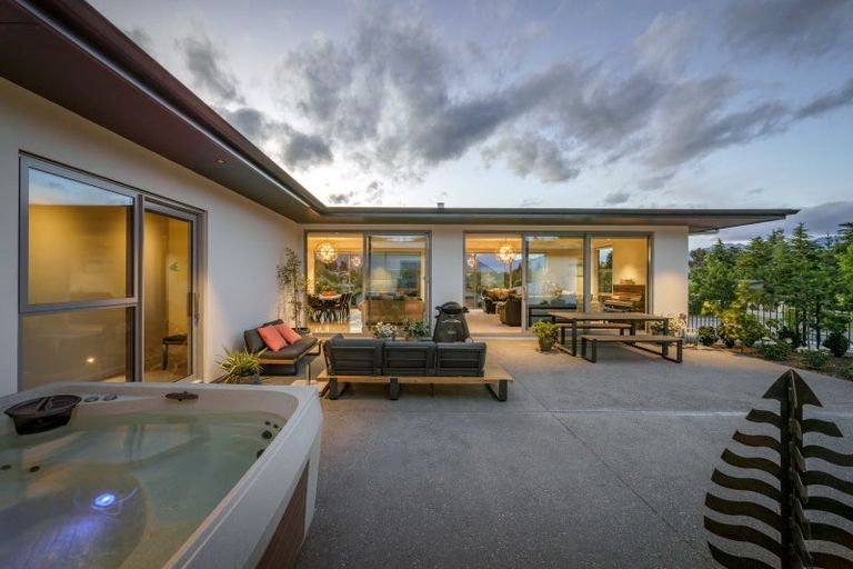 Photo of property in 10 Bevan Place, Wanaka, 9305