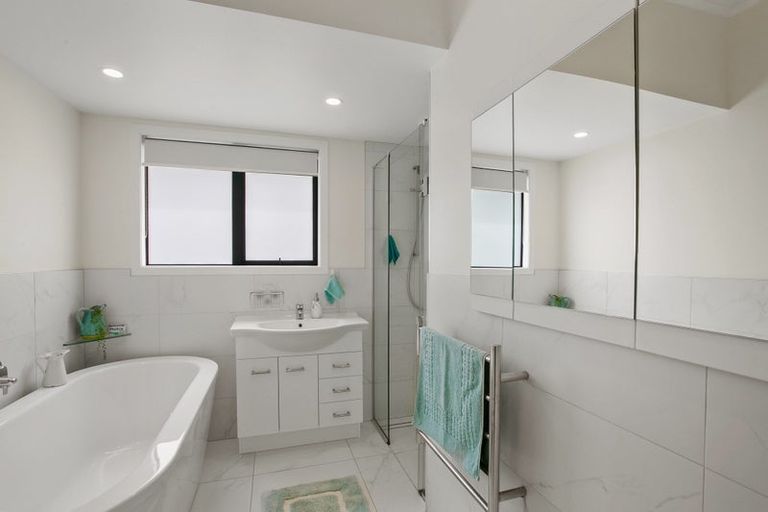 Photo of property in 10 Hoyle Place, New Plymouth, 4310