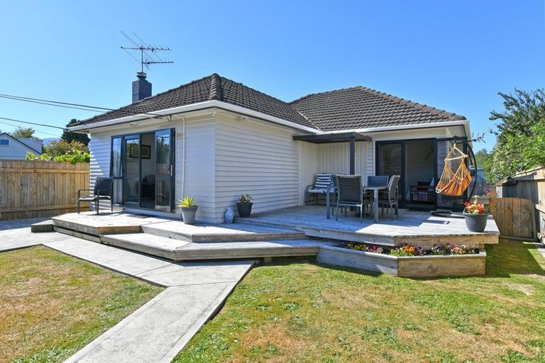 Photo of property in 10 Oak Street, Ebdentown, Upper Hutt, 5018
