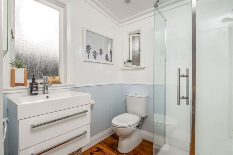 Photo of property in 2/221 Onewa Road, Birkenhead, Auckland, 0626