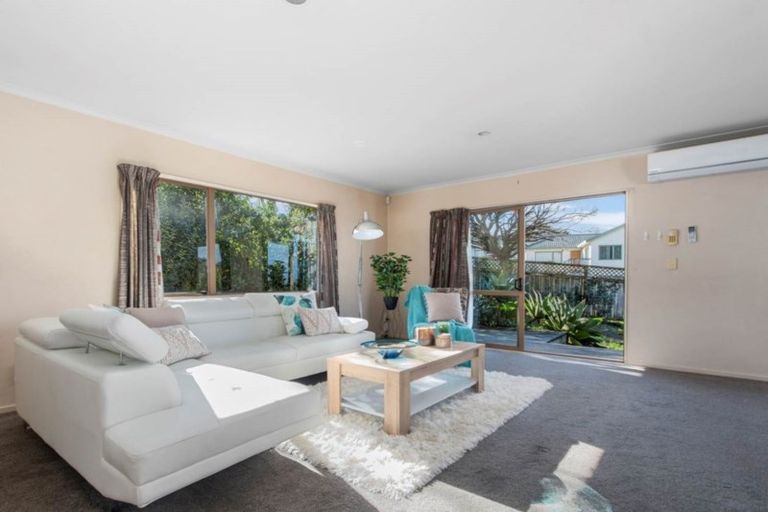 Photo of property in 25 Loughanure Place, Massey, Auckland, 0614