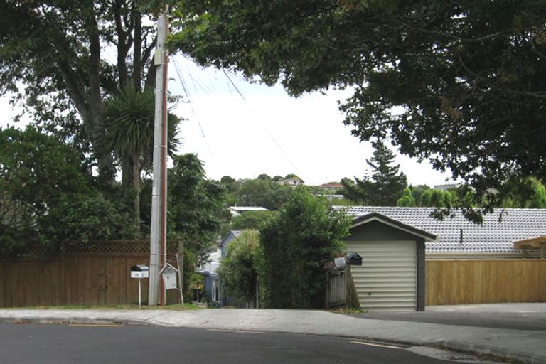 Photo of property in 2/8 Phillip Parade, Forrest Hill, Auckland, 0620