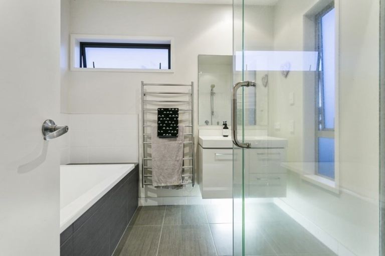 Photo of property in 9 Huntington Park Drive, Greenhithe, Auckland, 0632