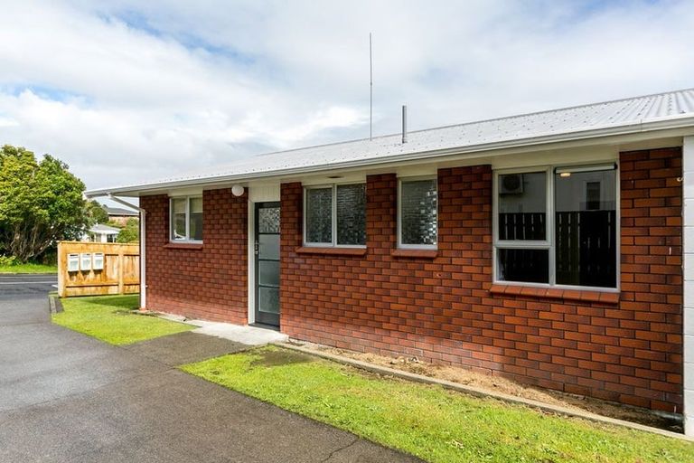 Photo of property in 36 Cumberland Street, Merrilands, New Plymouth, 4312
