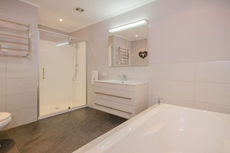 Photo of property in 3 Thuja Street, Green Bay, Auckland, 0604