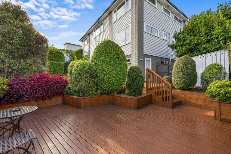 Photo of property in 4b Hilton Close, Fairview Heights, Auckland, 0632