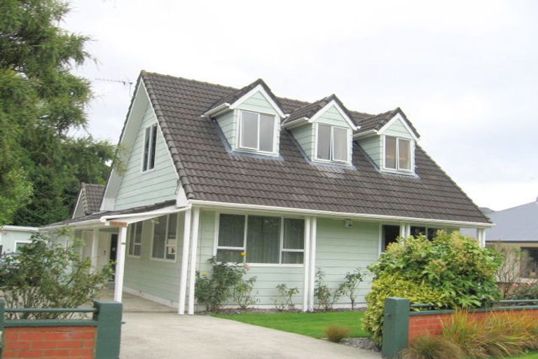 Photo of property in 3 Roy Street, Tawa, Wellington, 5028