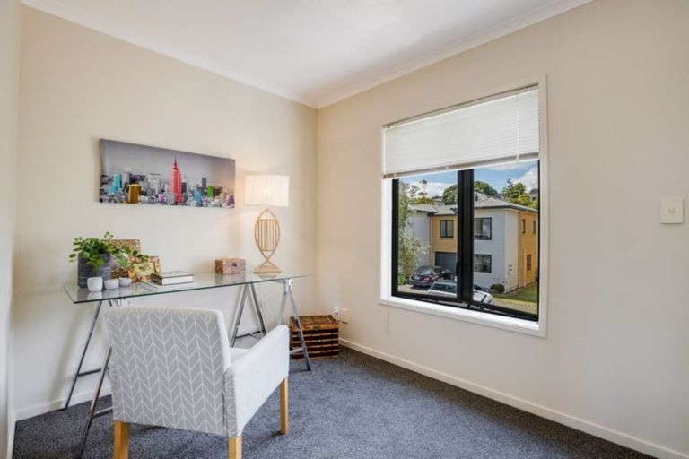 Photo of property in 9 Verdale Circle, Glen Eden, Auckland, 0602