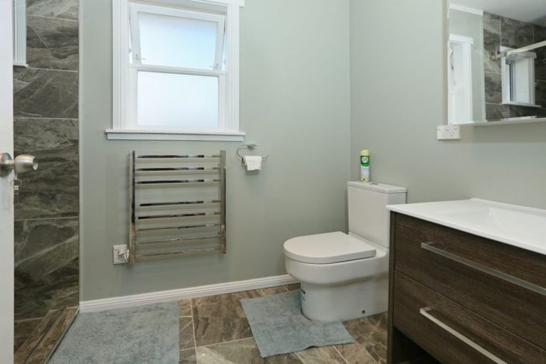 Photo of property in 3 Glen Marine Parade, Glendene, Auckland, 0602