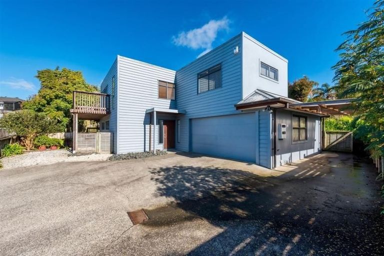 Photo of property in 20a Belleaire Court, West Harbour, Auckland, 0618