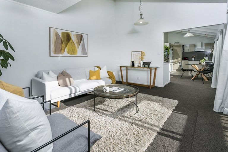 Photo of property in 1/14 Greenvalley Rise, Glenfield, Auckland, 0629