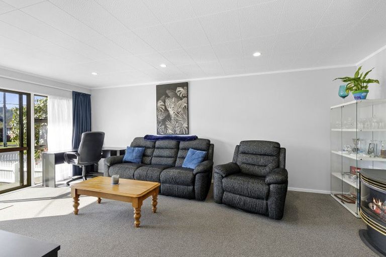 Photo of property in 2/50 Kowhai Avenue, Ebdentown, Upper Hutt, 5018
