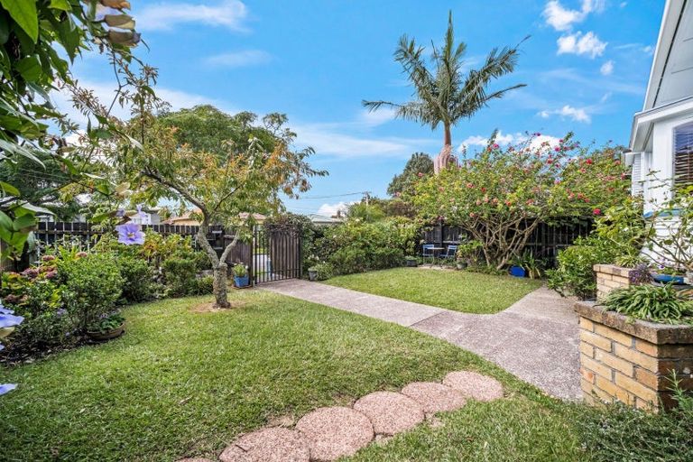 Photo of property in 10 Riro Street, Point Chevalier, Auckland, 1022