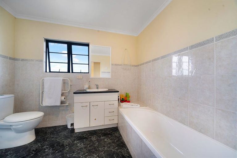 Photo of property in 42a Totara Road, Te Atatu Peninsula, Auckland, 0610