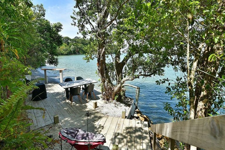 Photo of property in 254 Wade River Road, Wade Heads, Whangaparaoa, 0932
